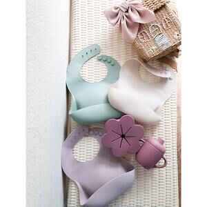 New Jamie Kay Silicone Mealtime Bundle Cup + Flower Snack Bowl + Bibs